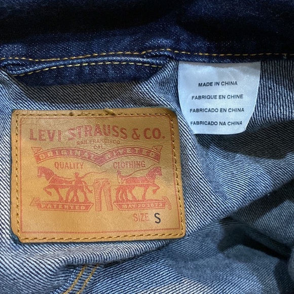 Levi’s Denim Trucker Jacket Dark Wash Long Sleeves Button Down Mock Neck - Picture 10 of 13